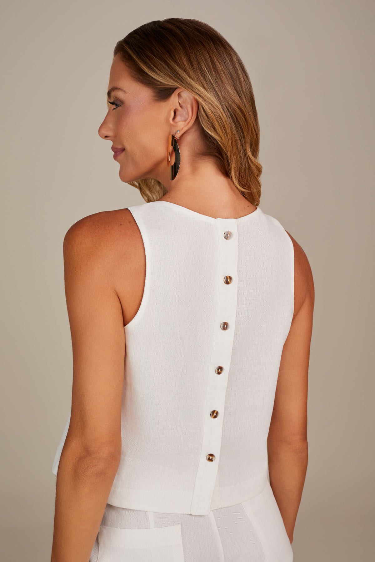 REGATA COM BOTÕES NAS COSTAS