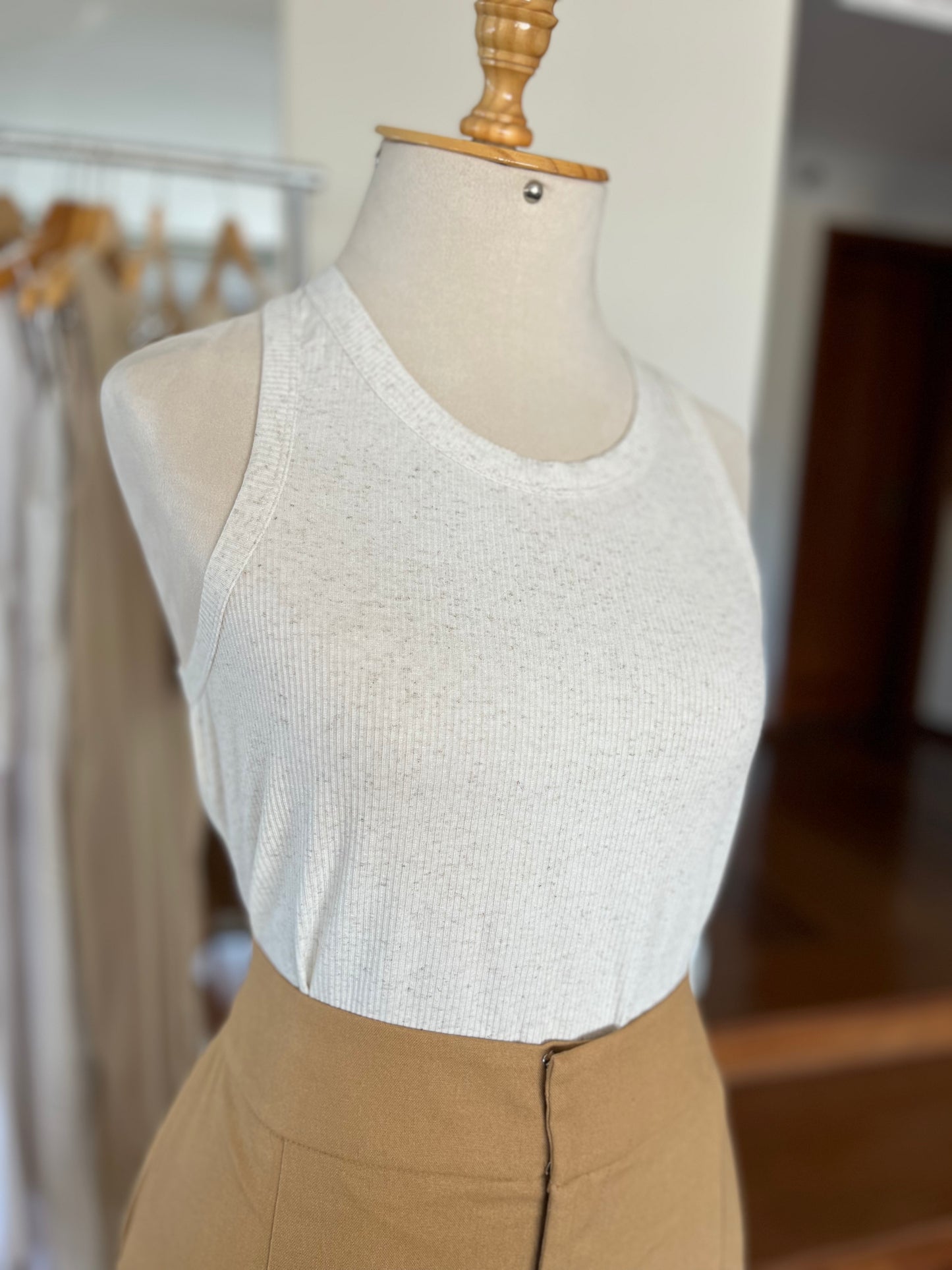 REGATA DE MALHA CANELADA NATURAL