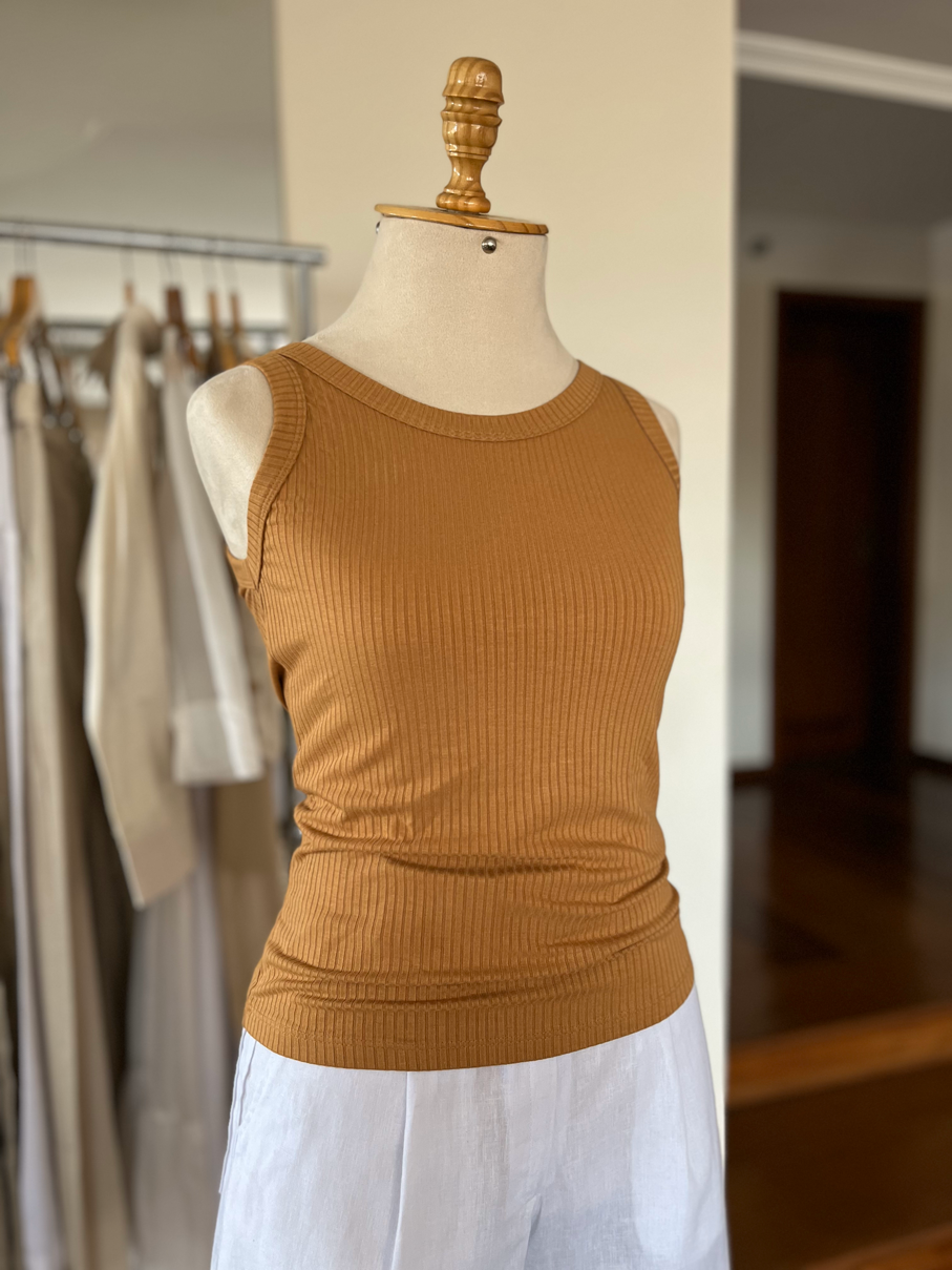 REGATA CANELADA COM DECOTE ARREDONDADO