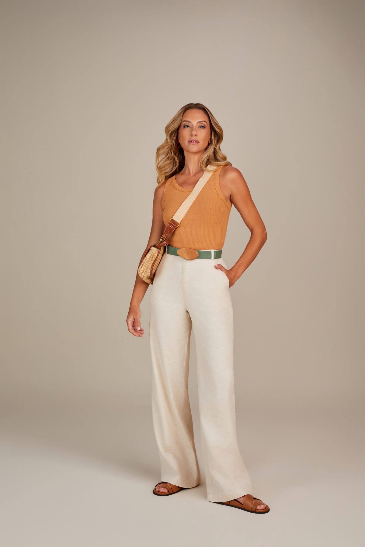 REGATA CANELADA COM DECOTE ARREDONDADO